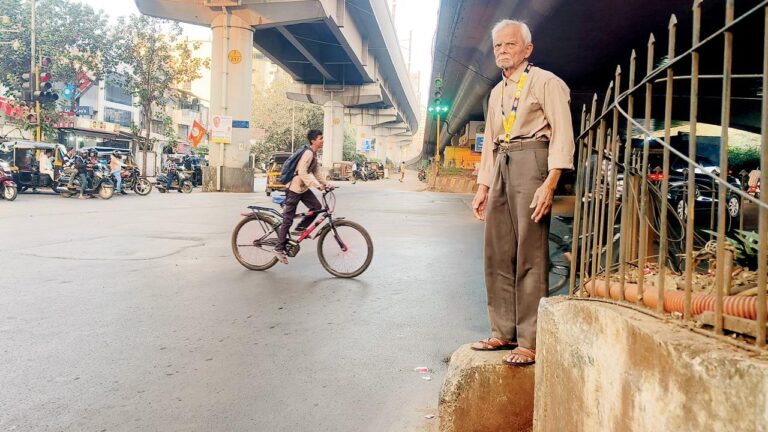Meet the 85-year-old who mans a Mumbai traffic signal every evening